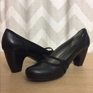 Kenneth Cole Reaction Black Mary Jane Heels